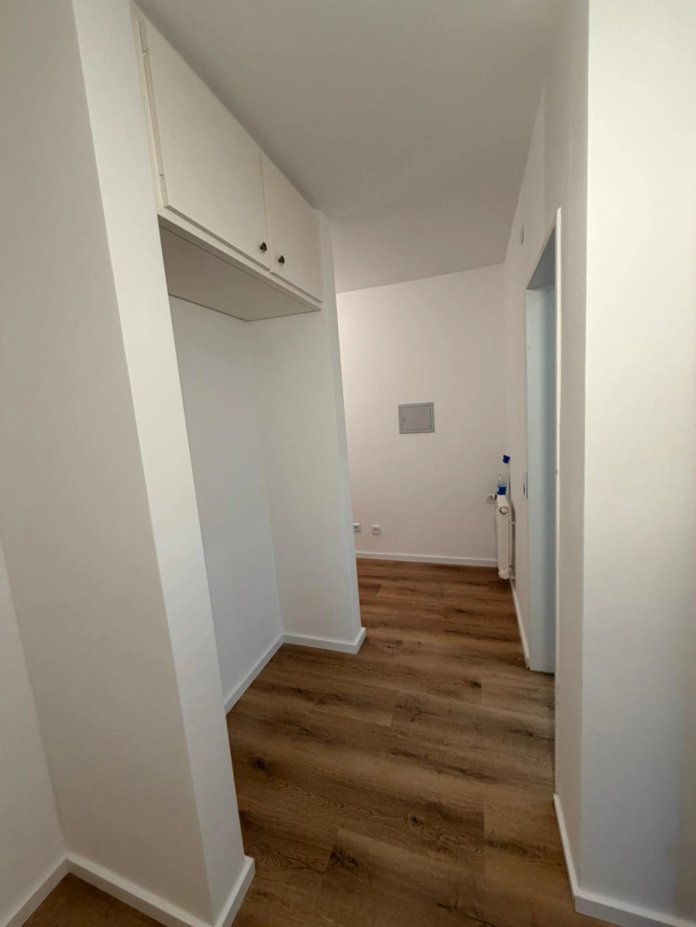 Heller Flur mit neu verlegtem Laminatboden und frisch gestrichenen Wänden, Laminat verlegen