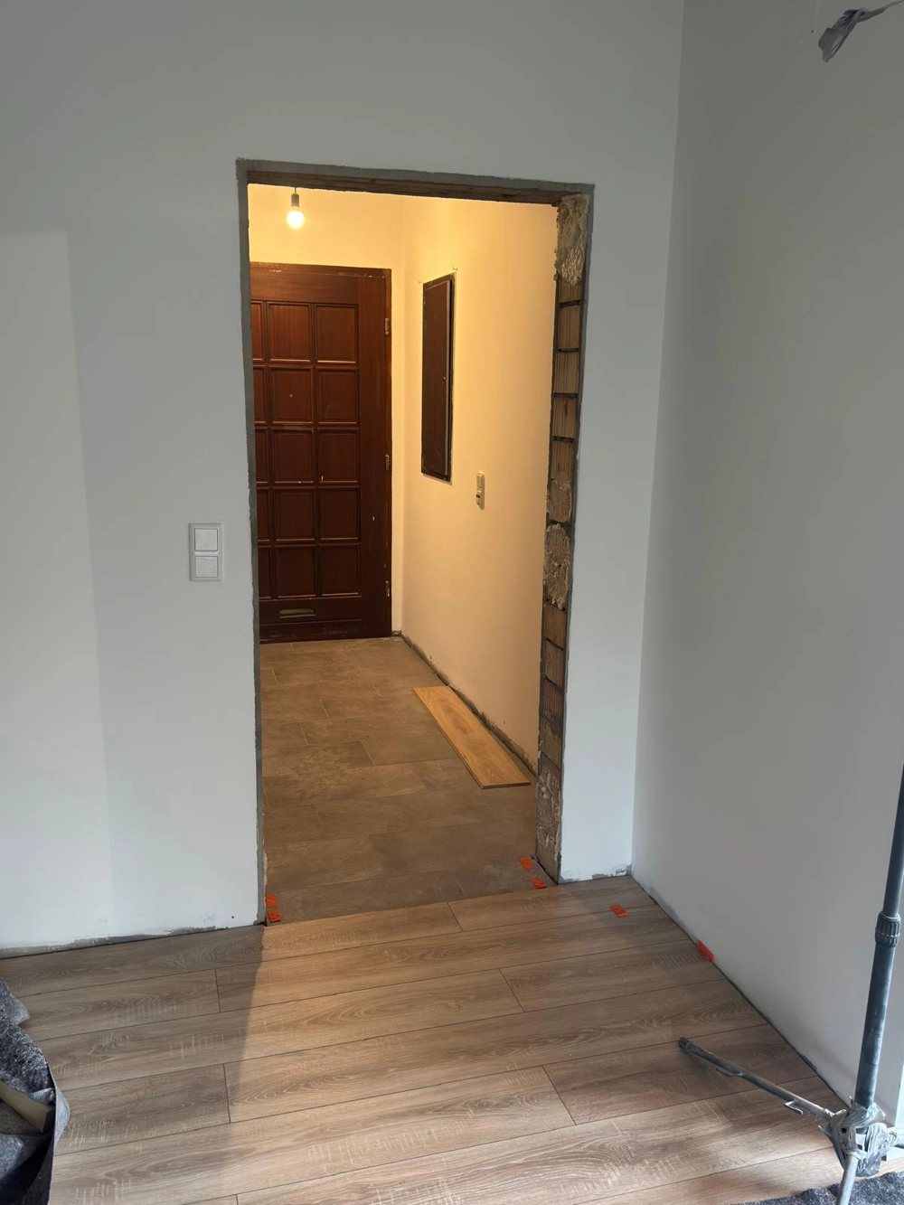 Durchgang mit neu verlegtem Laminatboden bis zur rohen Türlaibung Laminat verlegen