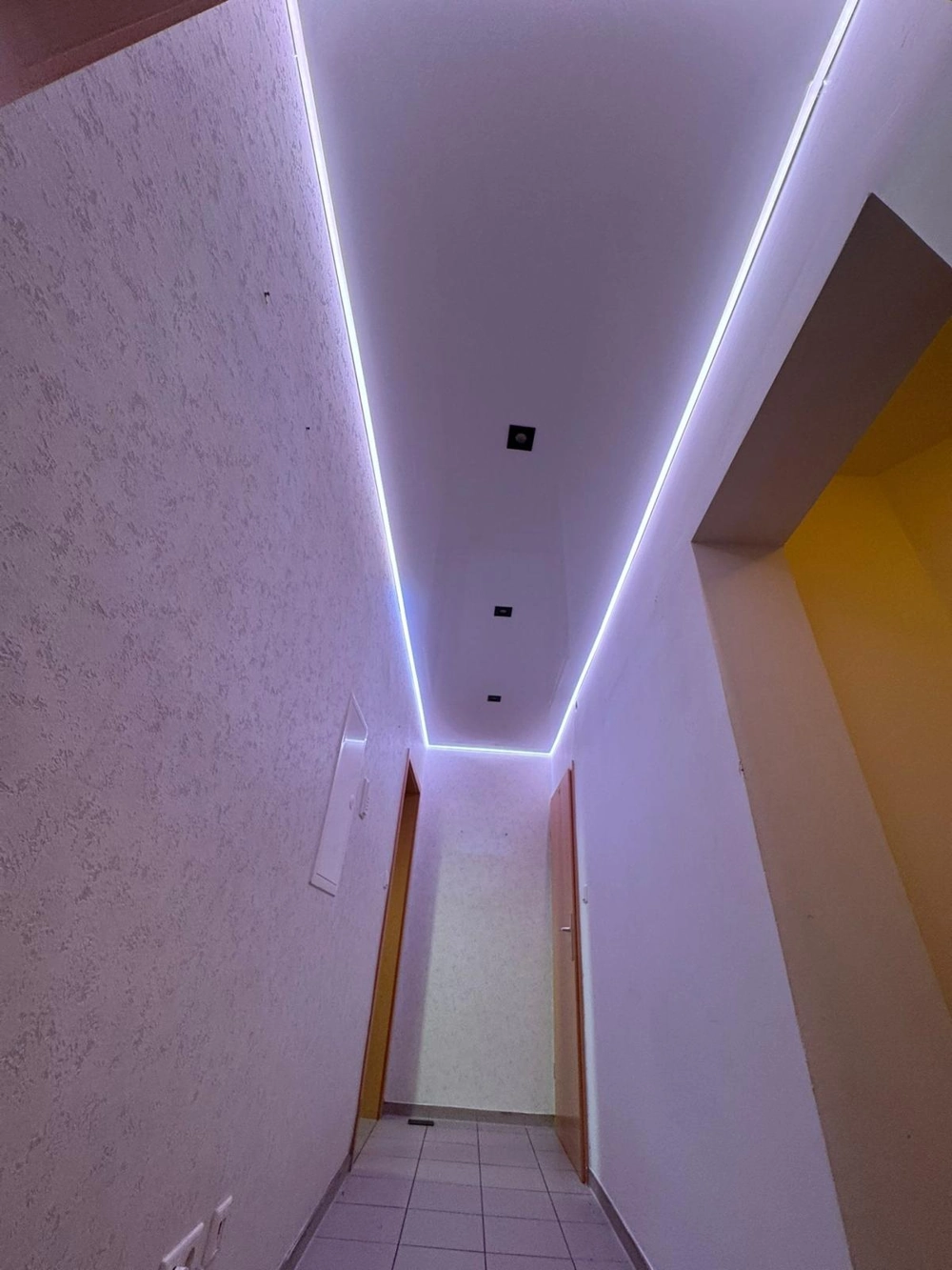 Flur mit abgehängter Decke, LED-Kantenbeleuchtung und eingelassenen Spots – Decke abhängen